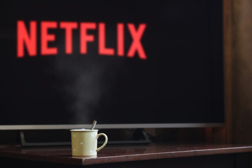 Bild på kaffekopp framför en tv med netflix logga